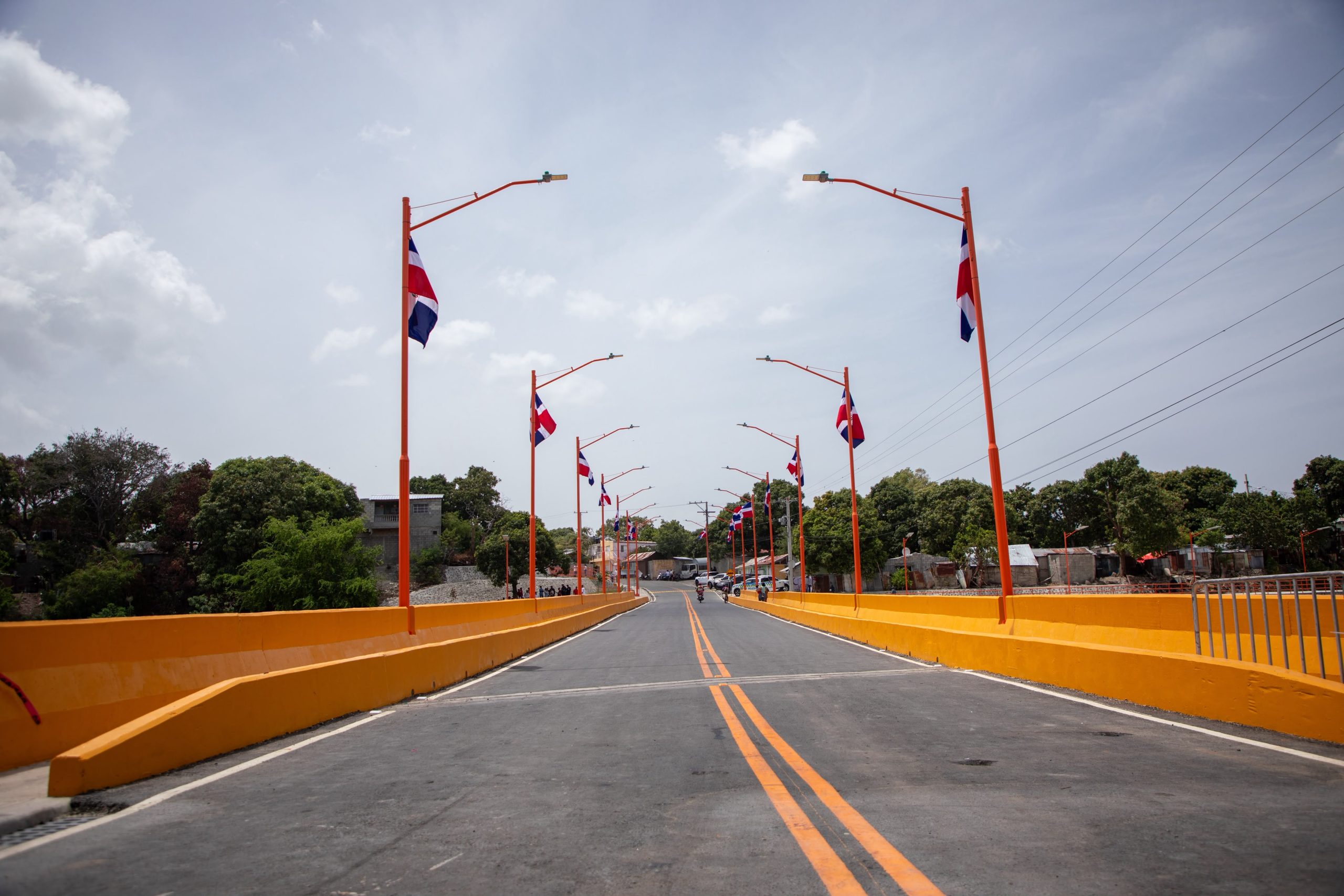 Abinader inaugura puente Los Hierros en Baní tras 40 años de espera