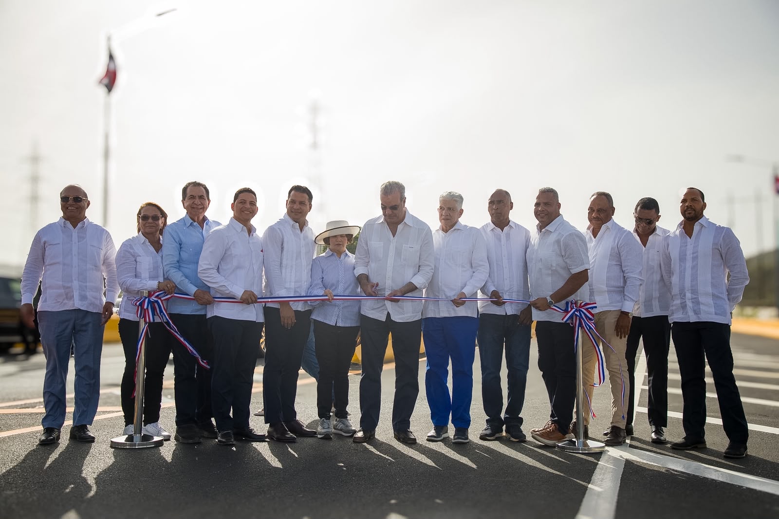 Abinader inaugura puente sobre río Galeón y 12 km de calles en Matanzas