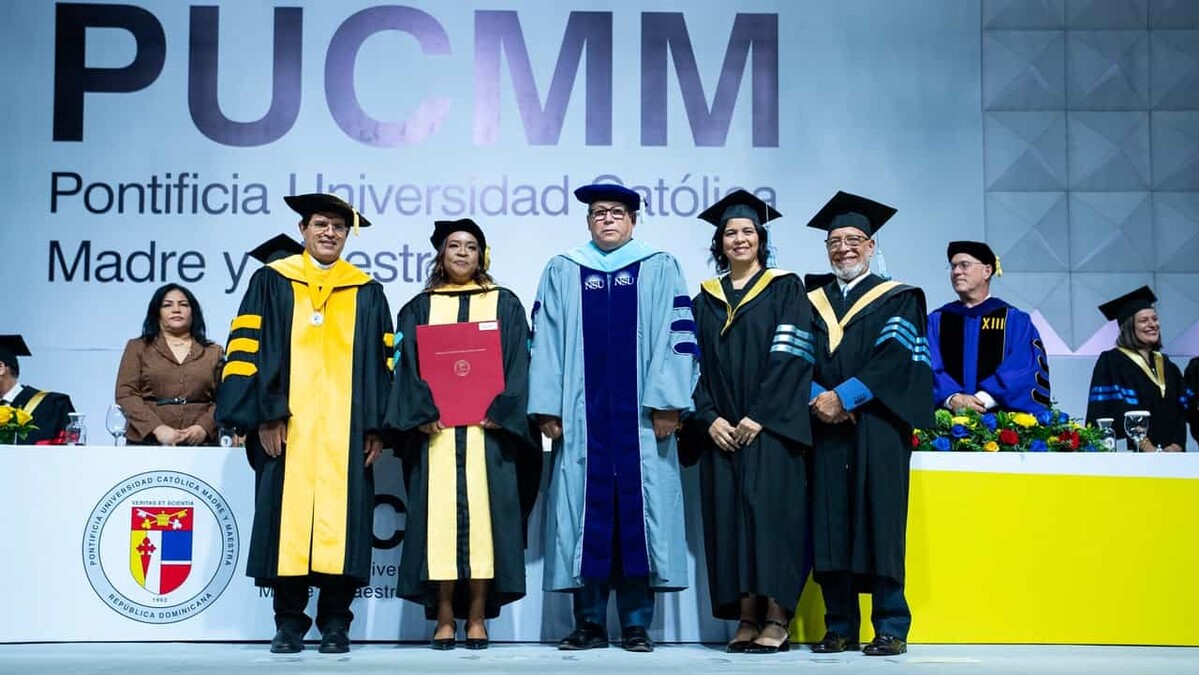 PUCMM gradúa 953 profesionales y pide actuar ante resultados PISA