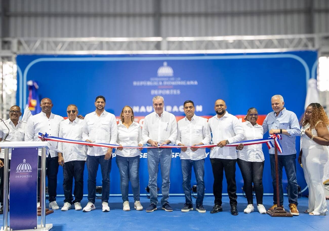 Abinader entrega techado de RD 29 millones en Bajos de Haina