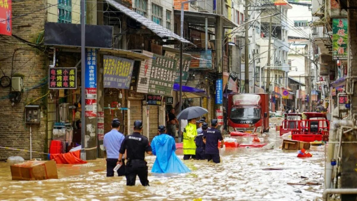 China evacúa a más de 42,000 personas en Hainan por lluvias récord
