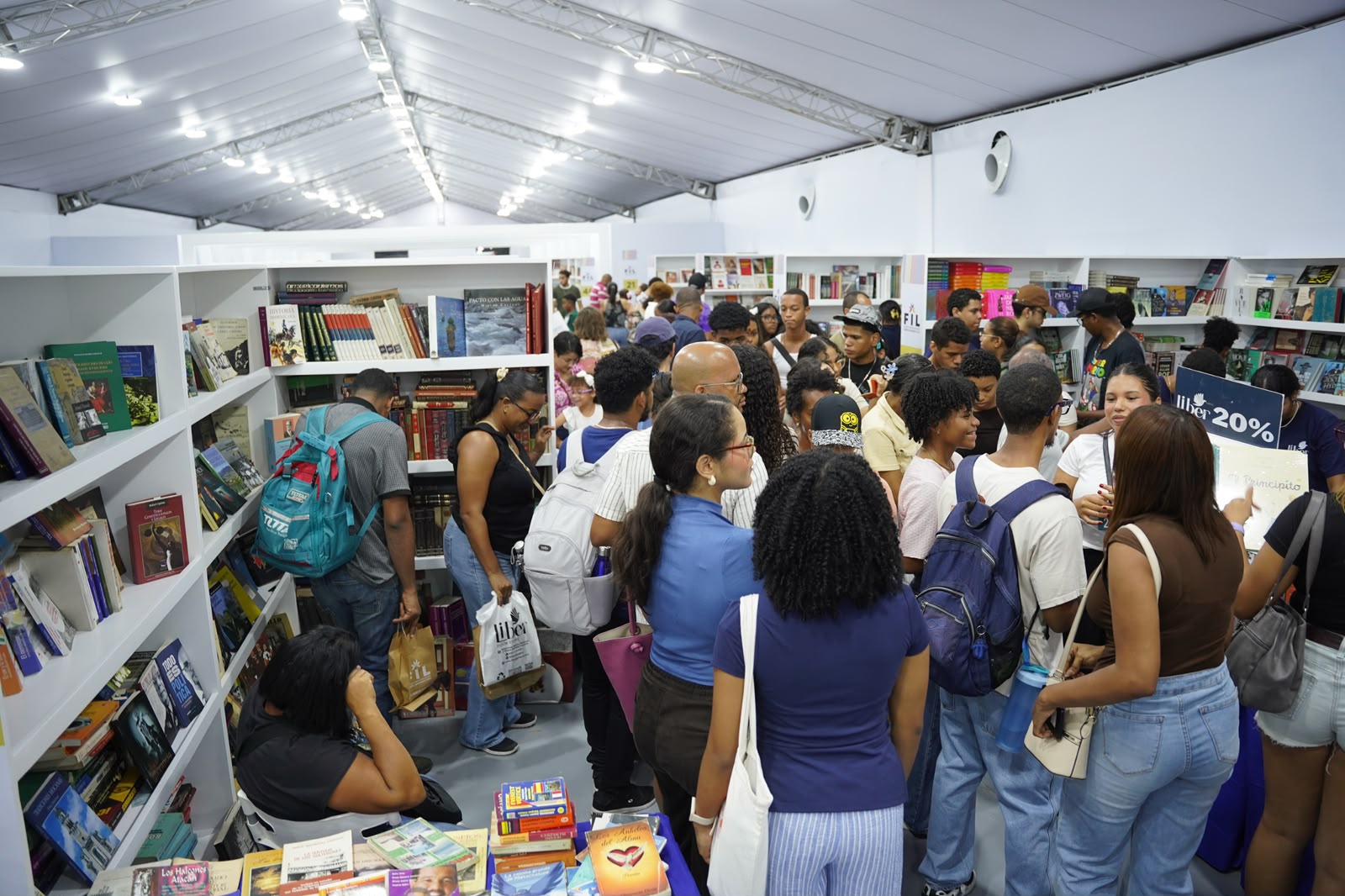 Miles acuden al primer día de la Feria del Libro Santo Domingo 2026