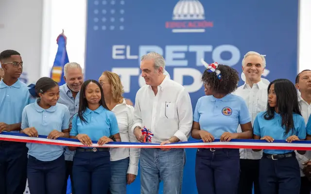 Abinader inaugura techado de un centro educativo en Cambita