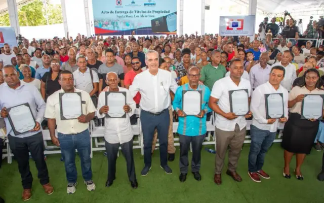 Abinader entrega 1,750 títulos; destaca inversión sector salud