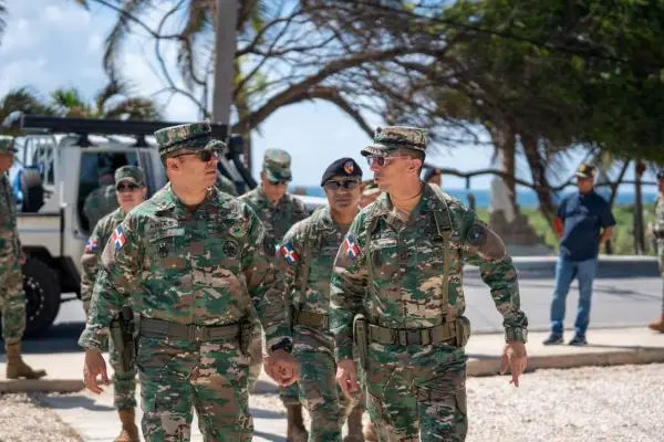 Comandante del Ejército inspecciona puestos región sur