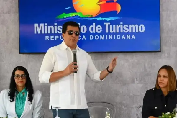 Collado dice estar concentrado y evita hablar de Chú Vásquez