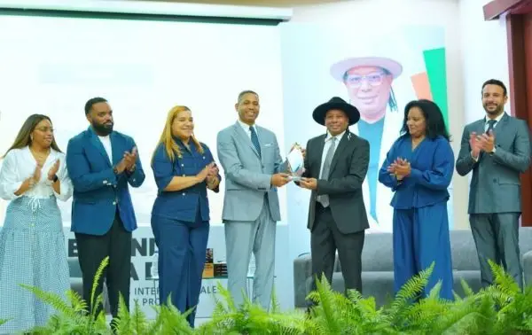 Glass Santana presenta su libro sobre desafíos de la diplomacia