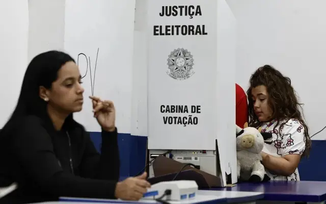 BRASIL: Cierran los colegios electorales; comienza el conteo
