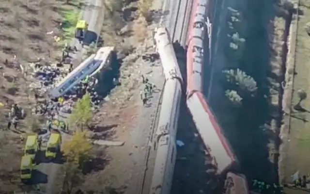 ESPAÑA: 30 muertos y decenas heridos al colisionar dos trenes