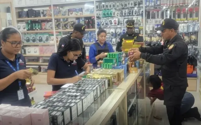 Trabajo detecta violaciones en mil comercios chinos; cierra 24