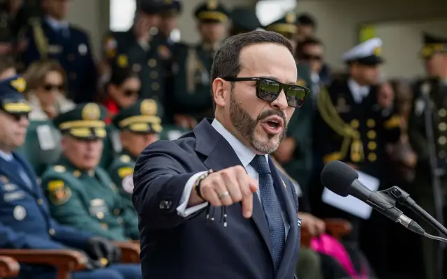 COLOMBIA: Presidente participa en operativo y encara detenidos