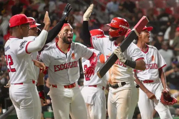Estrellas vencen 8-3 al Licey y Escogido derrota 9-5 las Águilas