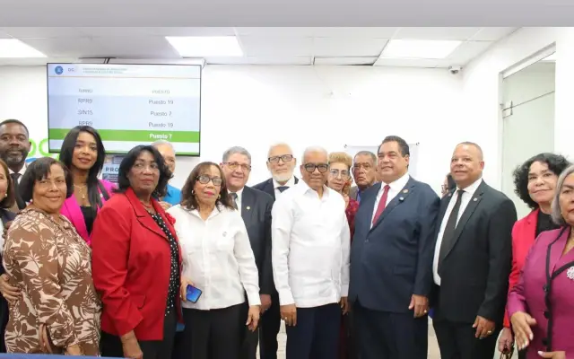 Otorgan pensiones RD$40,000 y seguro médico a 29 notarios RD