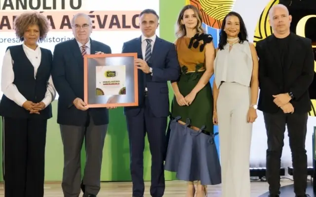 García Arévalo es homenajeado en el Sexto Foro Caribe Naranja