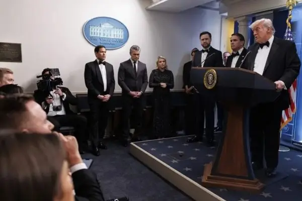 Juez extiende suspensión veto Trump medios a la Casa Blanca