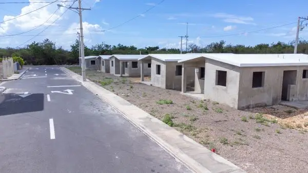 CR entrega viviendas empleados y completa proyecto de 40 casas