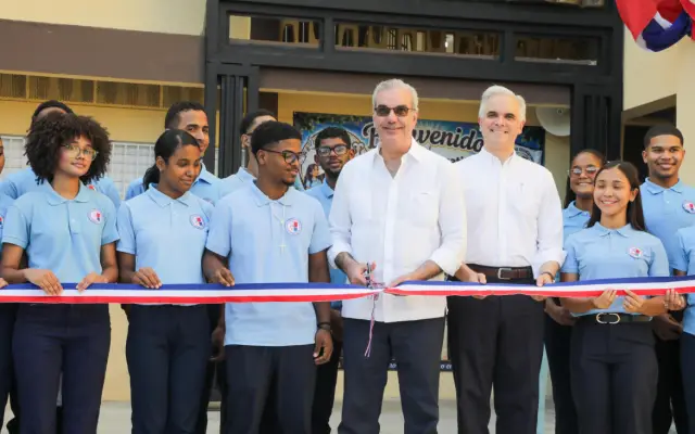 Abinader entrega 2,200 títulos; inaugura escuela y dos techados