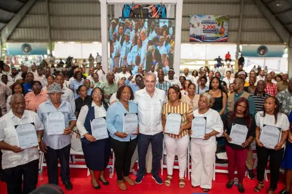 Presidente Abinader entrega 2,200 títulos en Villa Altagracia