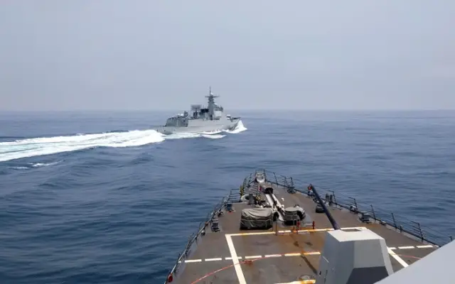 China envía fuerzas para vigilar un buque de guerra de EEUU