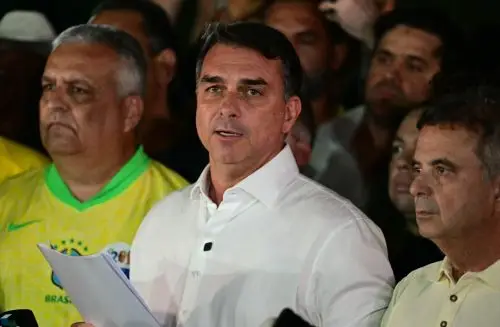 Juez prohíbe Bolsonaro salir de Brasil; debe entregar pasaportes