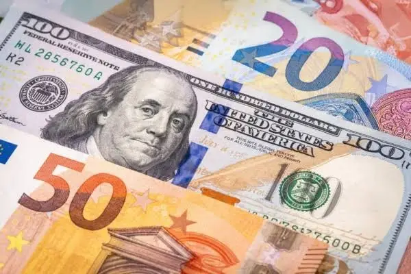 Dólar bajó 46 cts. y el euro 31; eran vendidos a $60.27 y $70.14