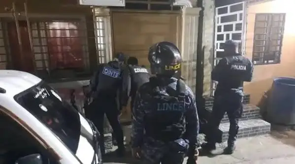 Policía dominicana decomisa armas y dinero en operativos
