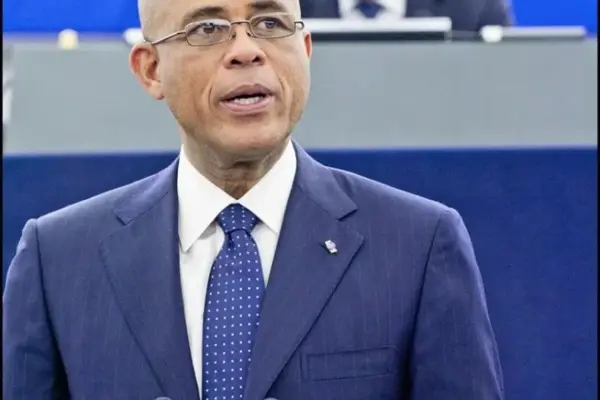 Michel Martelly se registra como candidato presidencial en Haití