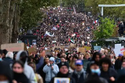 FRANCIA: Miles manifestantes protestan con nuevos disturbios
