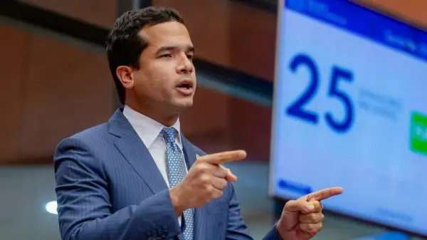 Omar Fernández critica las alzas de impuestos en el marbete