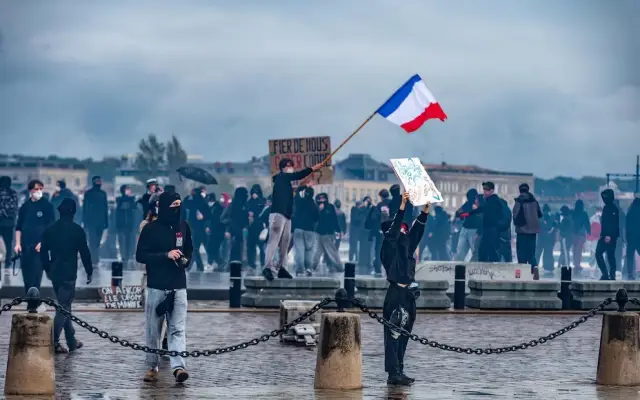 142 detenidos en protestas por poder adquisitivo en París