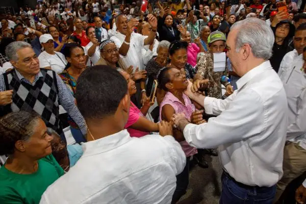 Abinader entrega ayudas a miles de hogares en Santiago