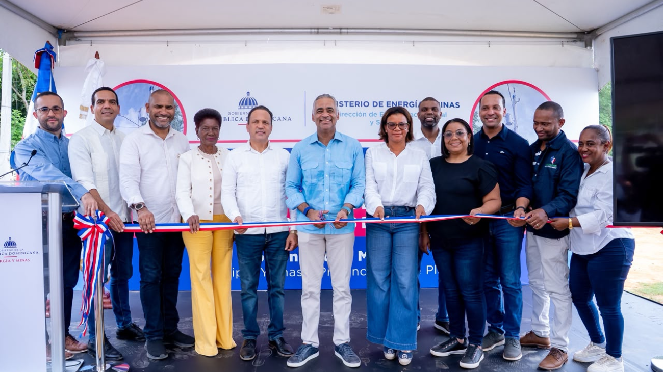 Energía y Minas lleva electricidad a 121 familias en Monte Plata