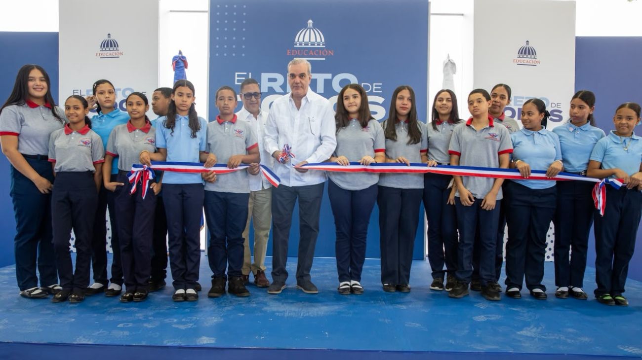 Abinader entrega techado escolar para 665 alumnos en Rancho Arriba
