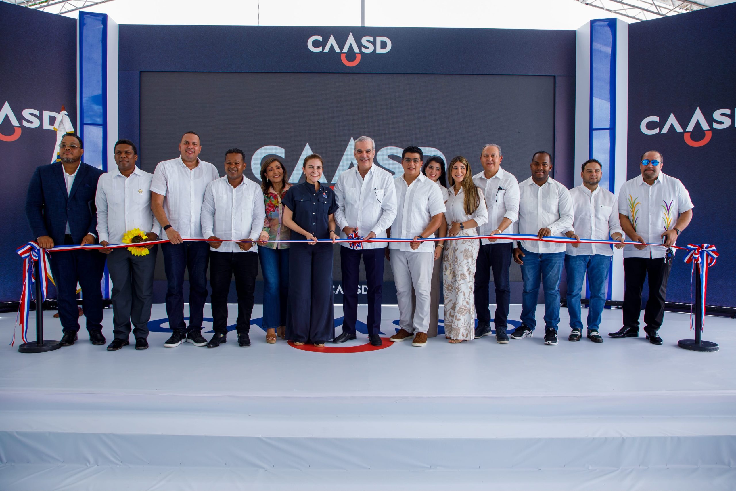 Abinader inaugura primera etapa de cañada Los Girasoles