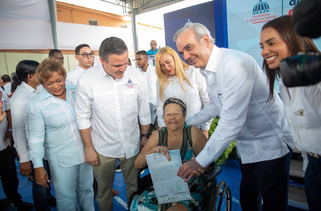 Abinader entrega 422 títulos de propiedad en Santo Domingo