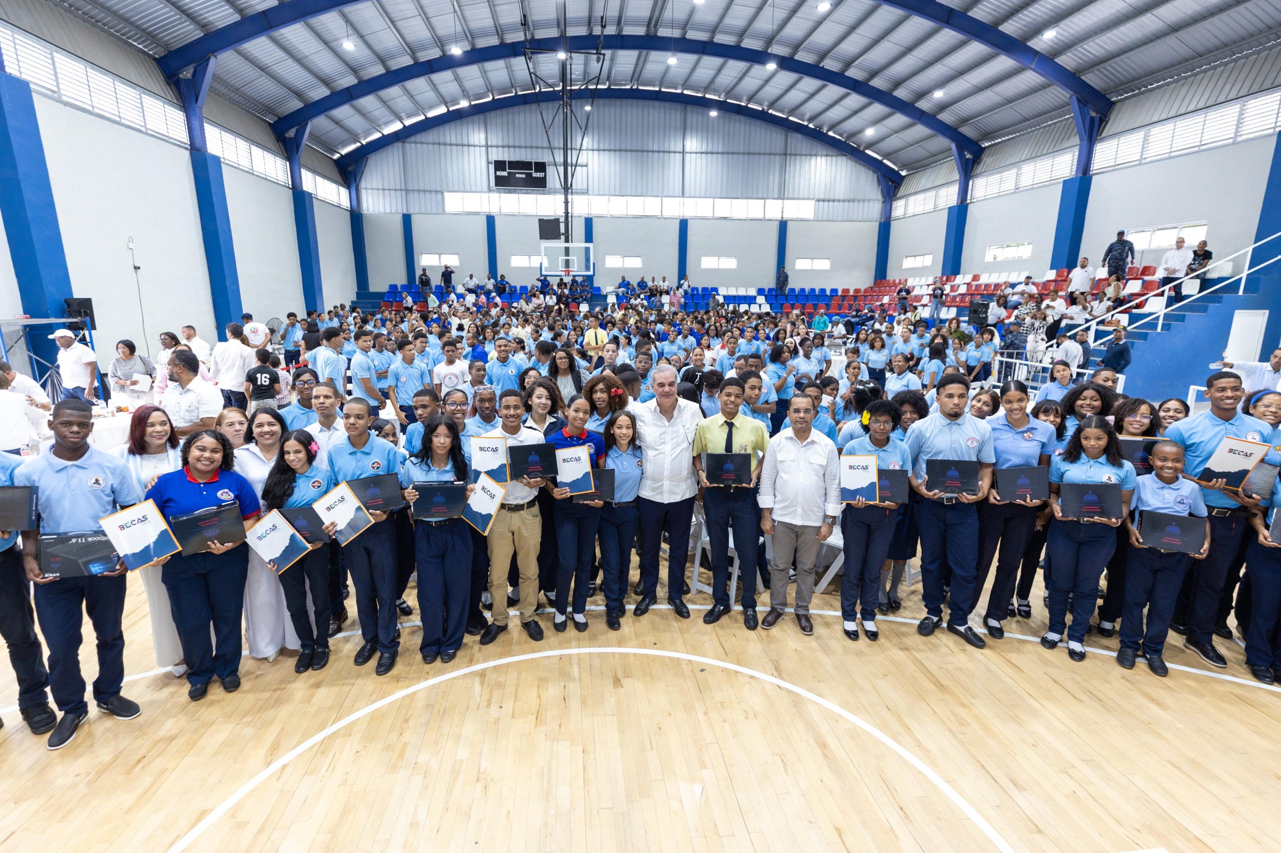 Abinader anuncia laptops y becas del ITLA para 400 estudiantes
