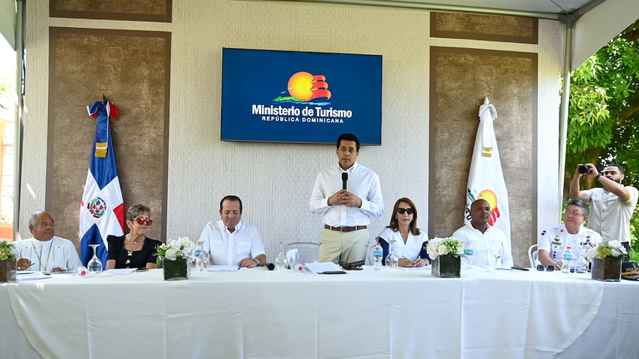Turismo inicia asfaltado de 14 calles en Maimón por RD 168, 432,776