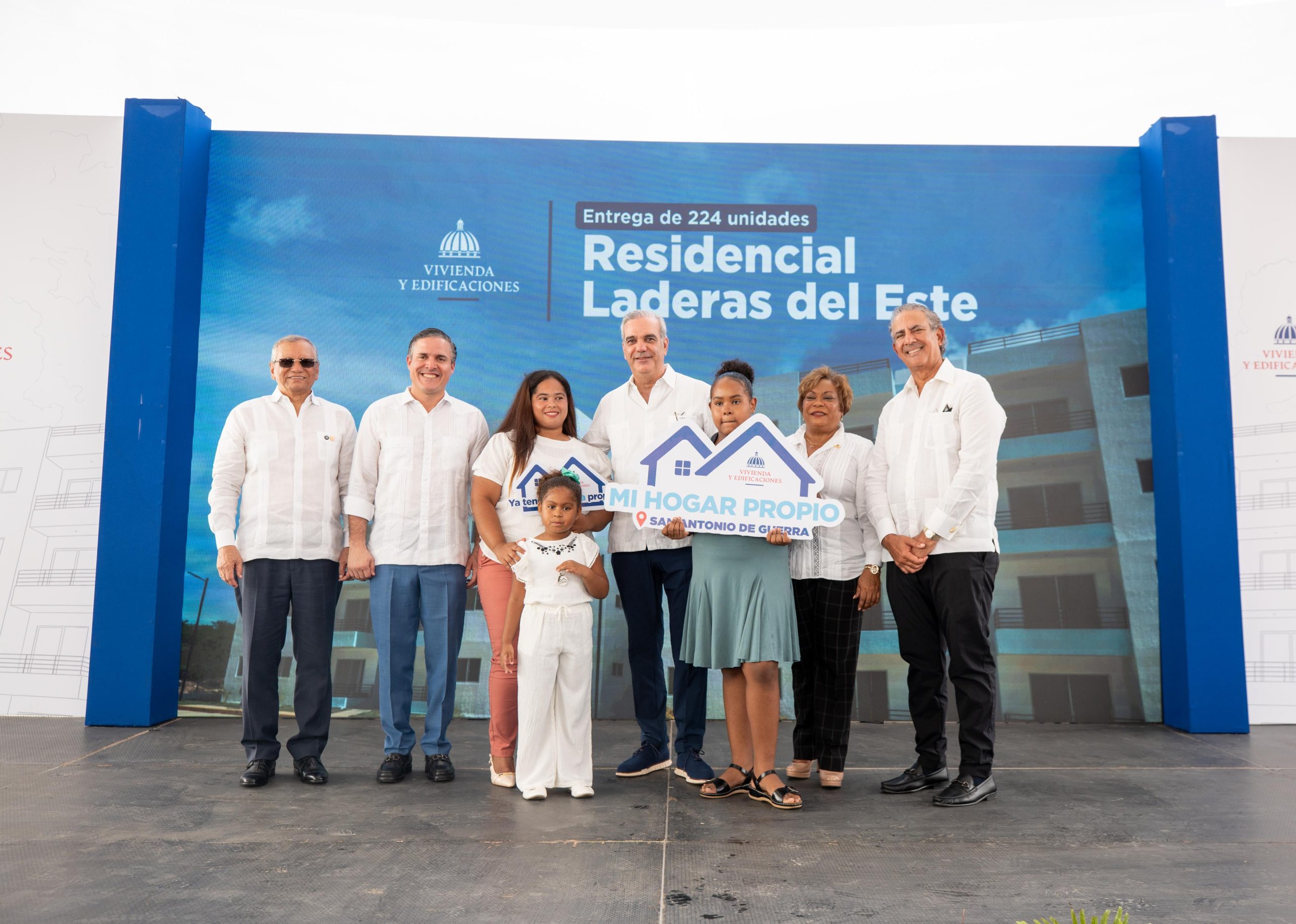 Abinader entrega 224 apartamentos en San Antonio de Guerra