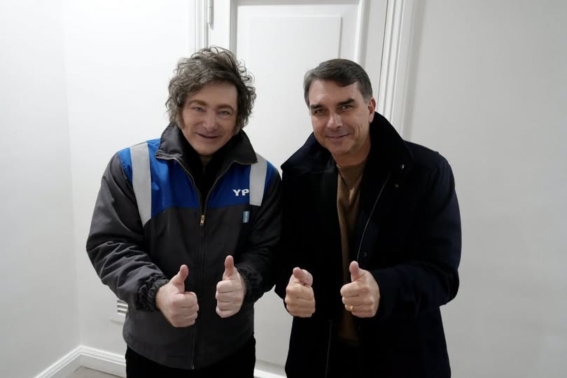 Milei felicita a Flávio Bolsonaro por ventaja sobre Lula en Brasil