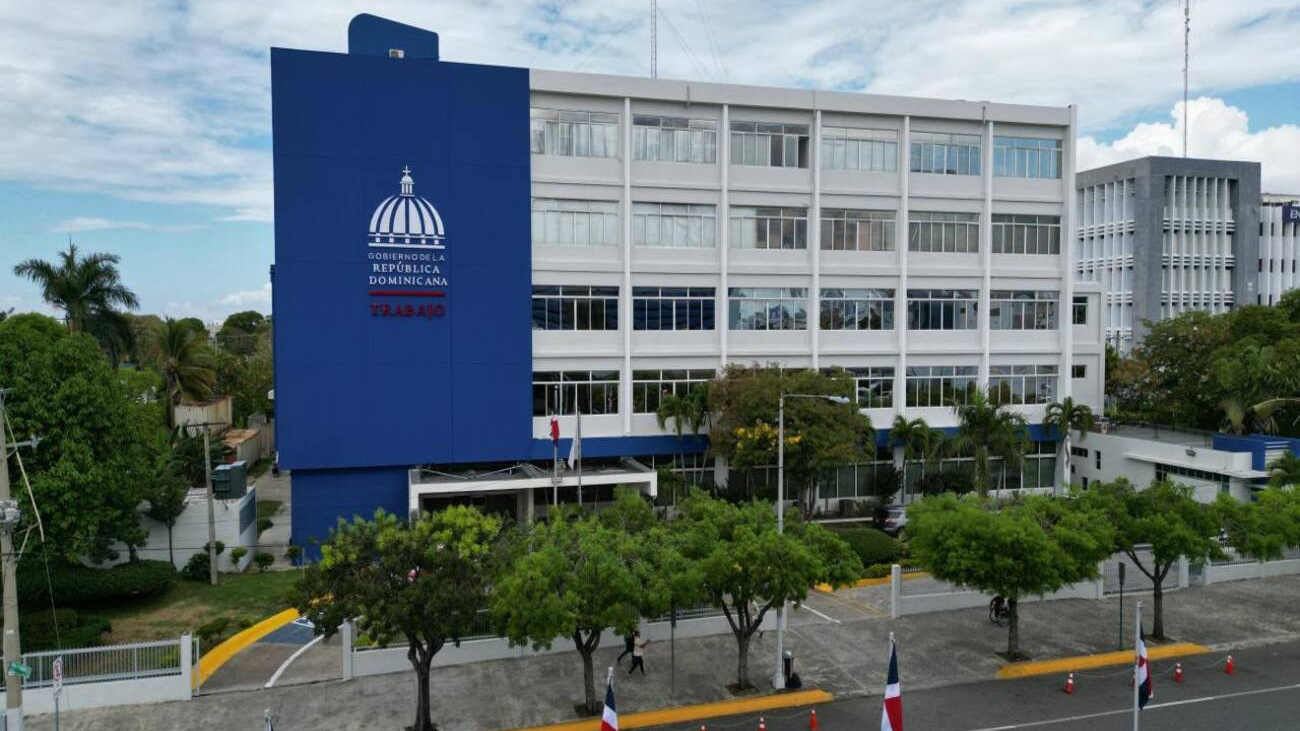 Salario de operadores agrícolas de máquinas pesadas sube 25 %