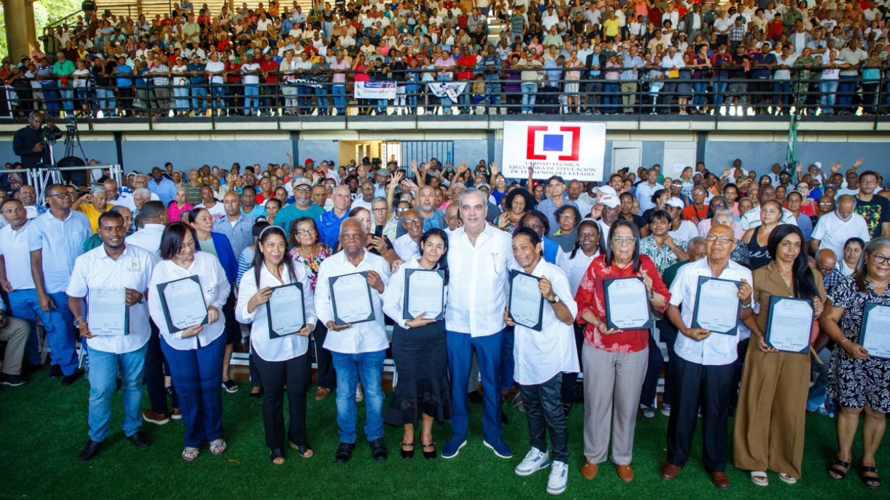 Abinader entrega 1,500 títulos de propiedad en El Almirante II