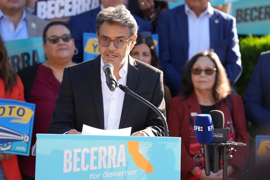 Derbez denuncia intimidación contra latinos y llama a defender el voto