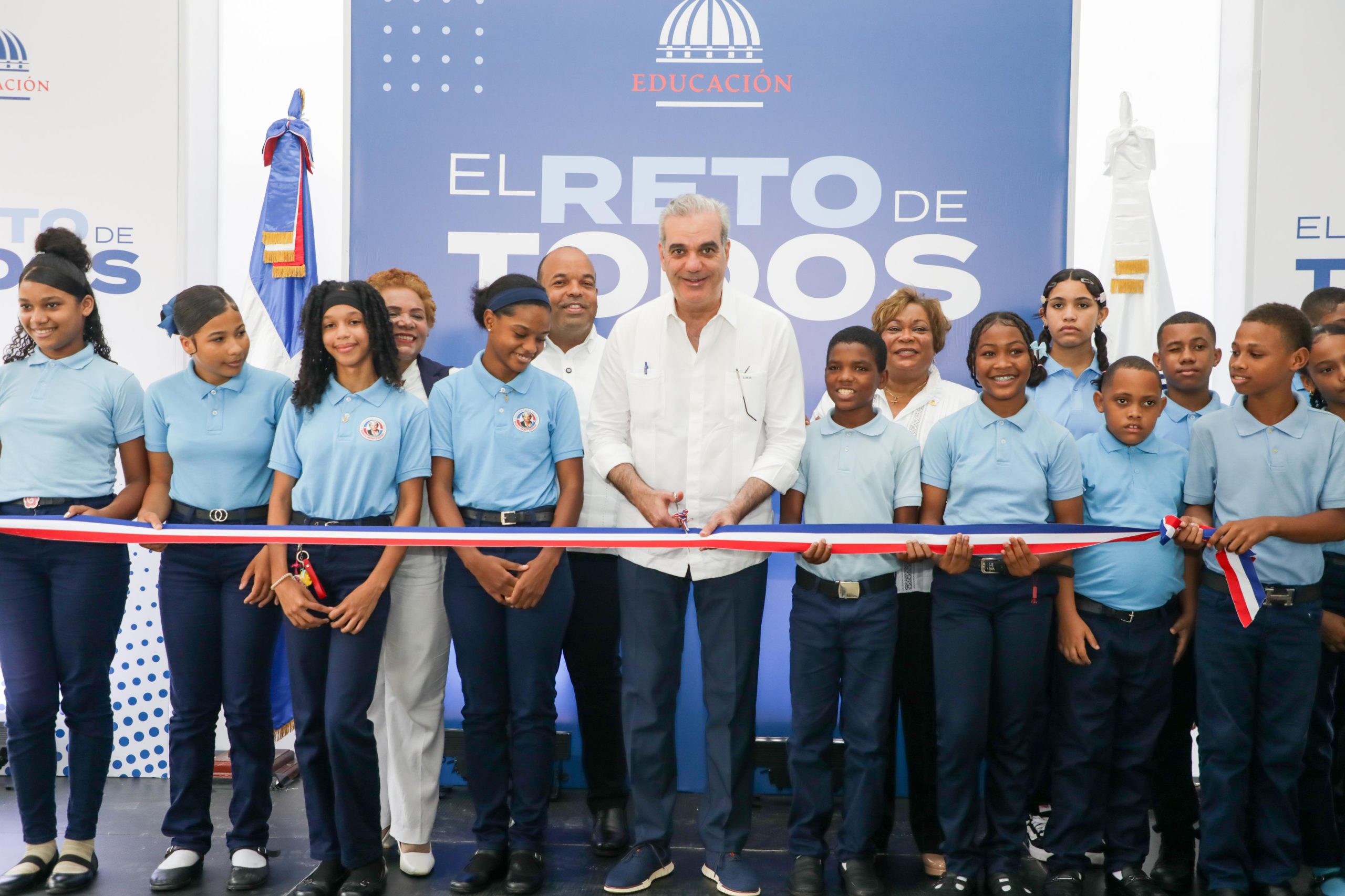 Abinader entrega escuela de 23 aulas para 960 estudiantes