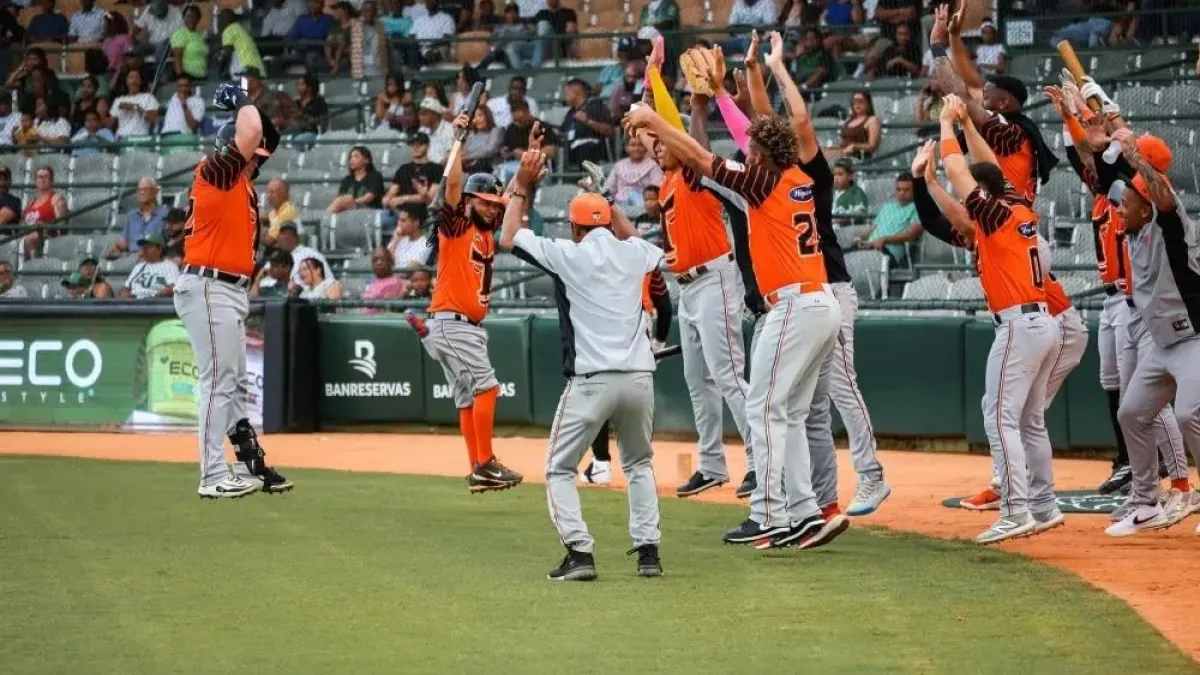 Toros vencen 6-4 a Estrellas con jonrones de Urbáez y Rodríguez