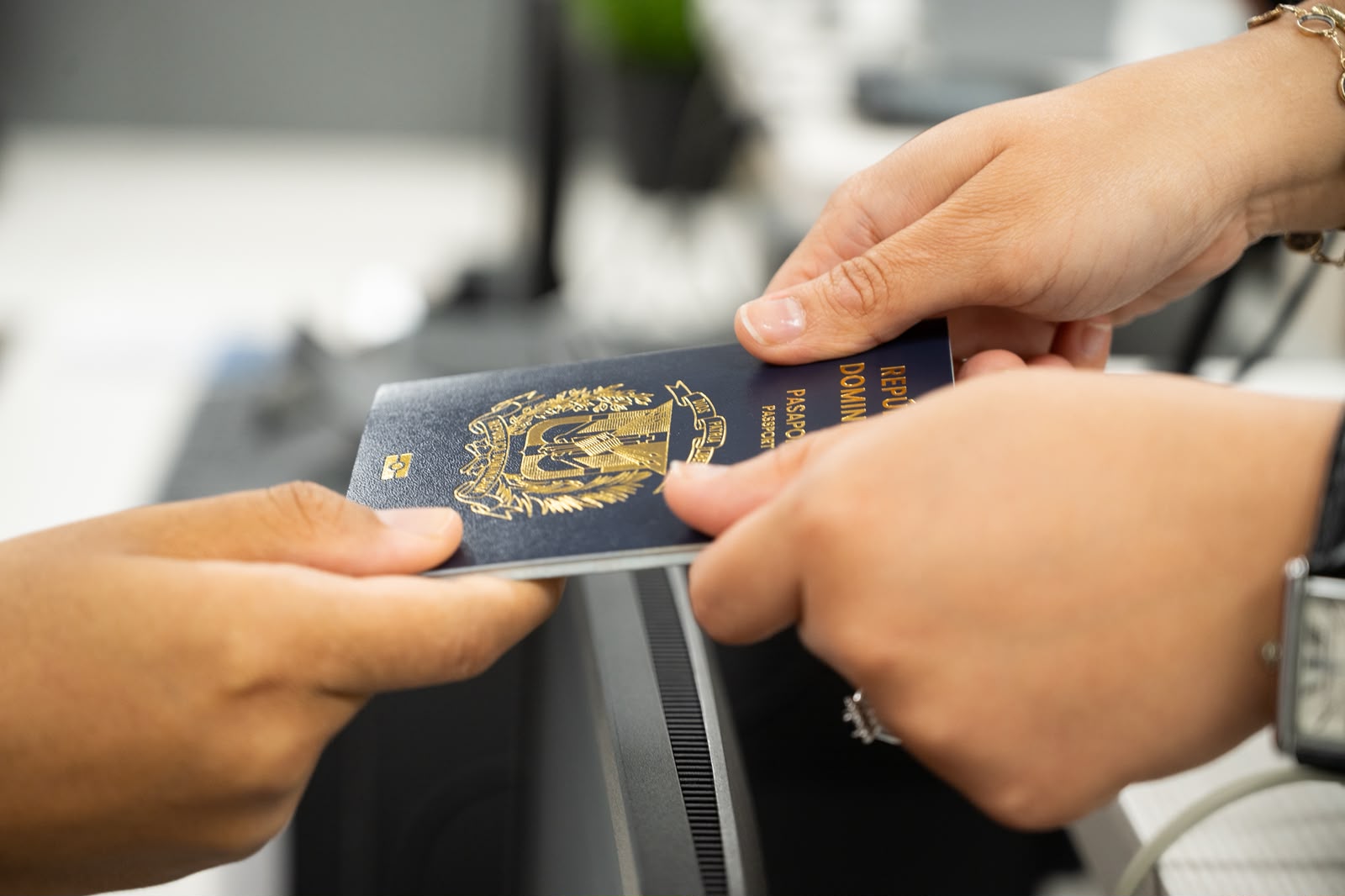 Pasaportes habilita pasaporte electrónico en Roma y Milán