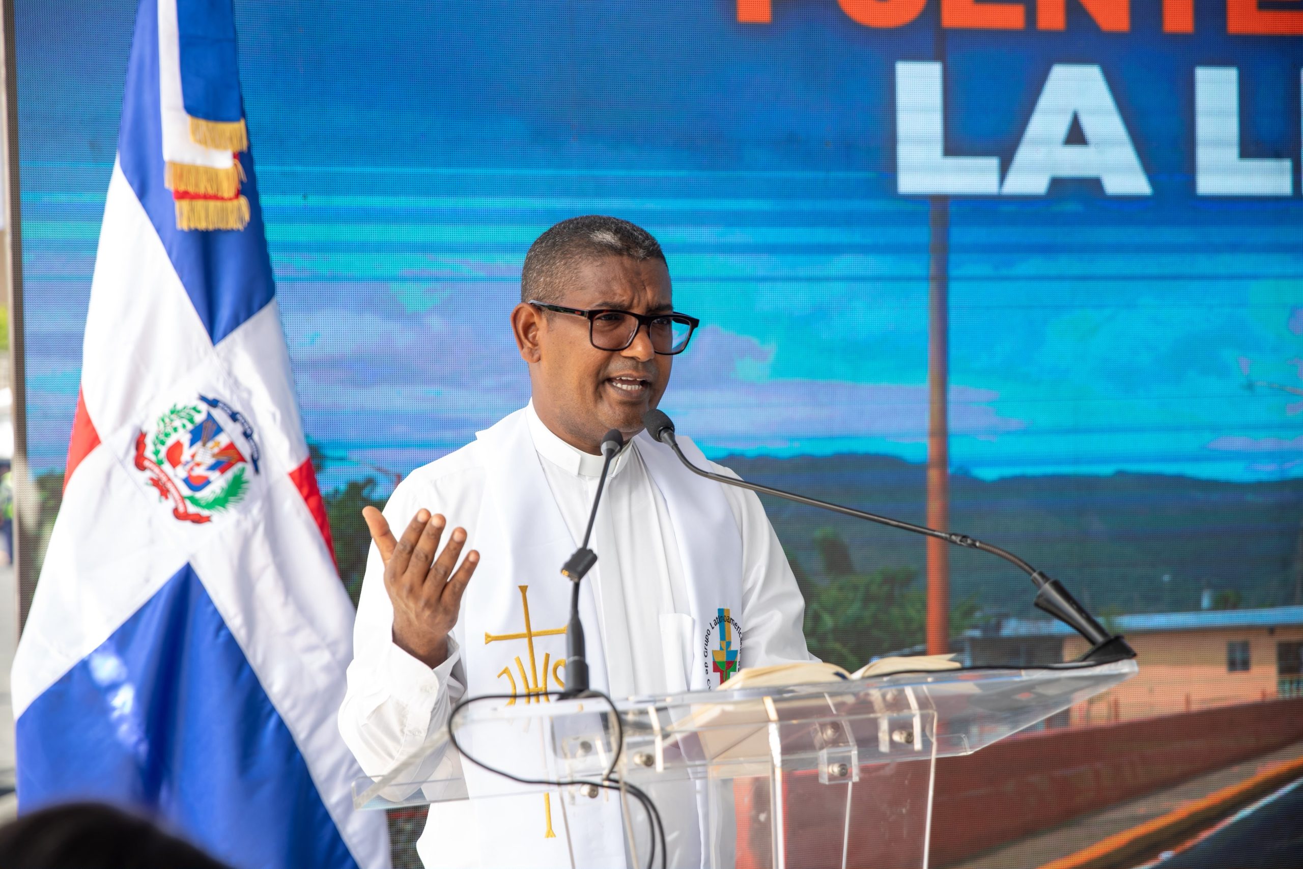 Abinader inaugura puente sobre río La Leonora en Maimón