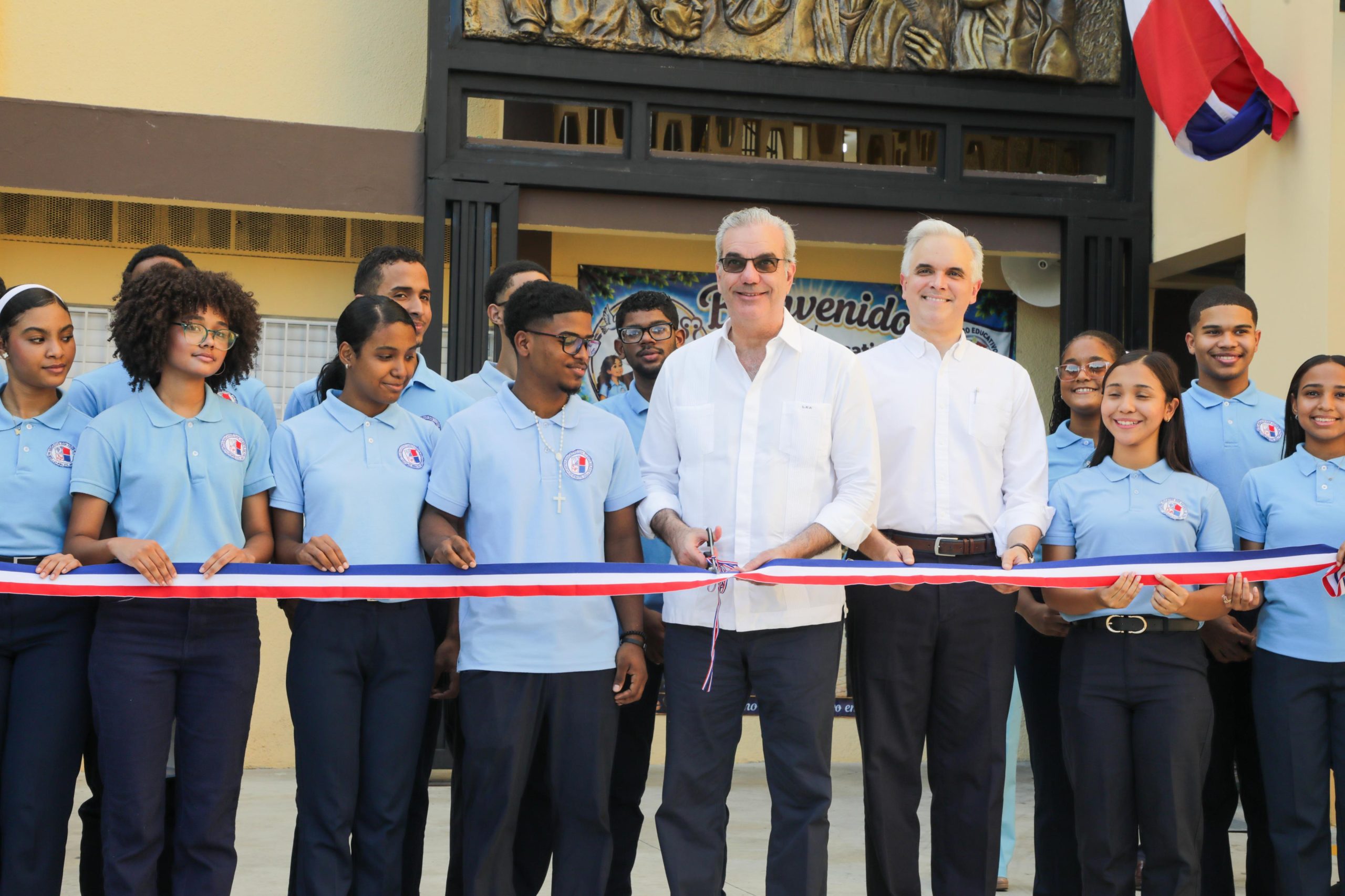 Abinader inaugura ampliación escolar para 2,000 alumnos en Los Minas