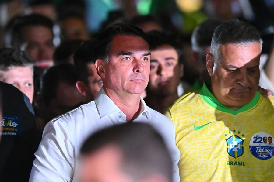 Flávio Bolsonaro se proclama ganador en Brasil y luego rectifica