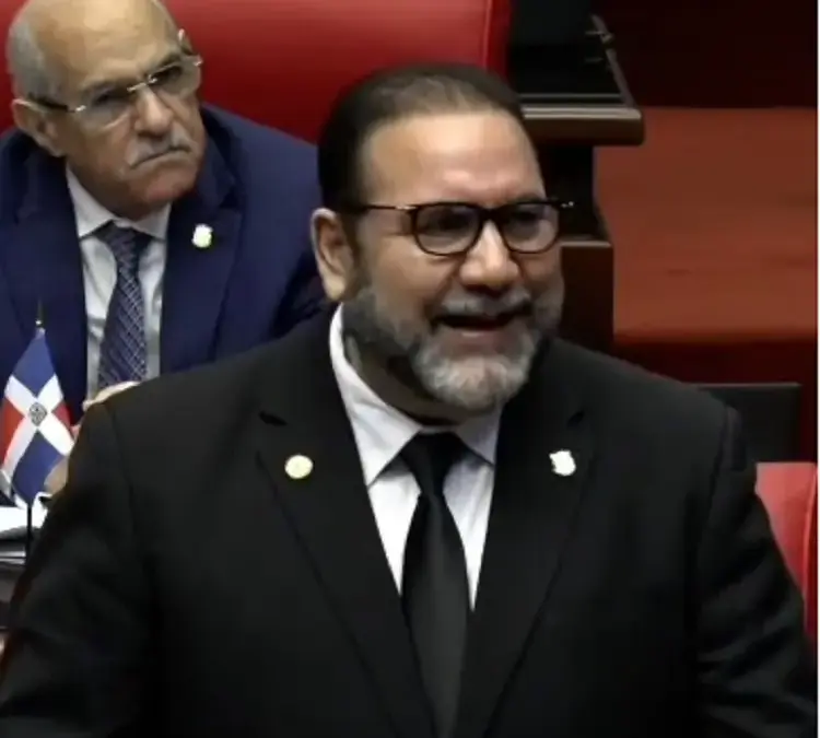 Senador Genao respalda renuncia de su hijo pero seguirá en el PRSC