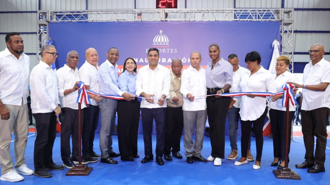 Kelvin Cruz entrega multiuso Óscar Santana en el ensanche Espaillat